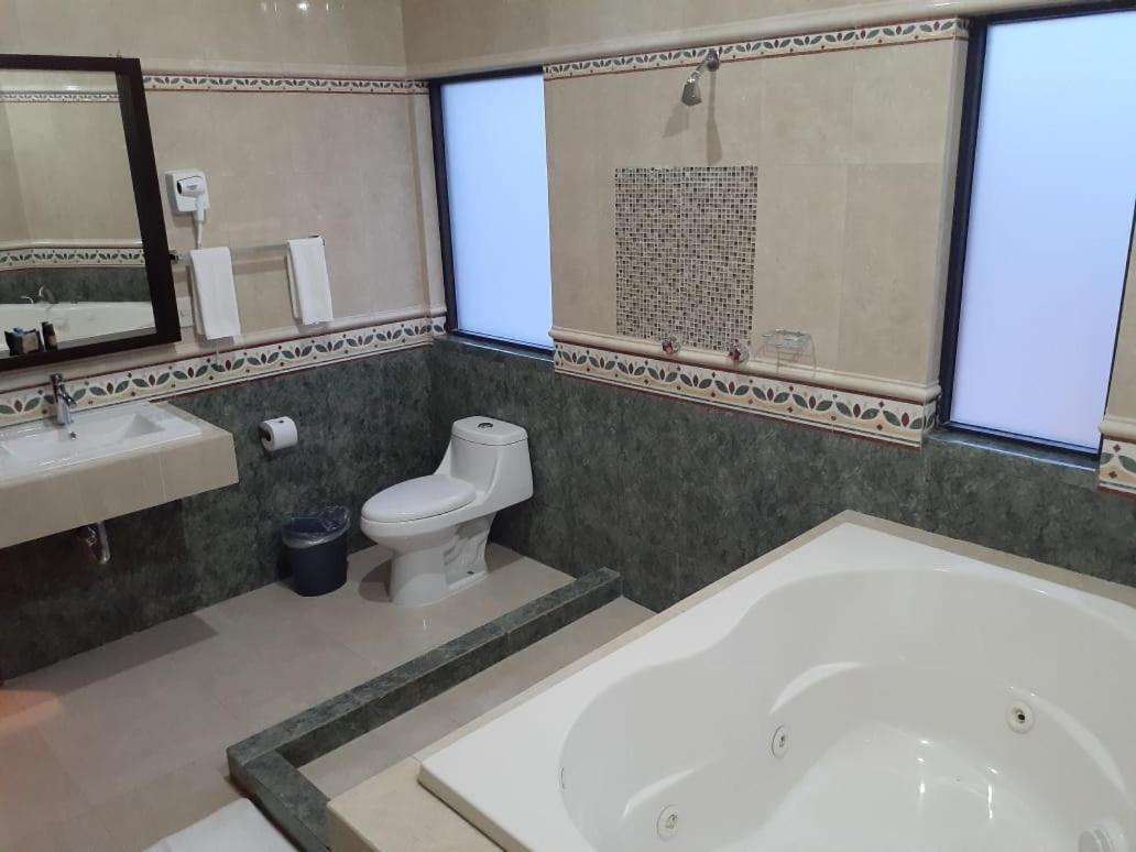 Hotel Candelero Yuriria Kültér fotó